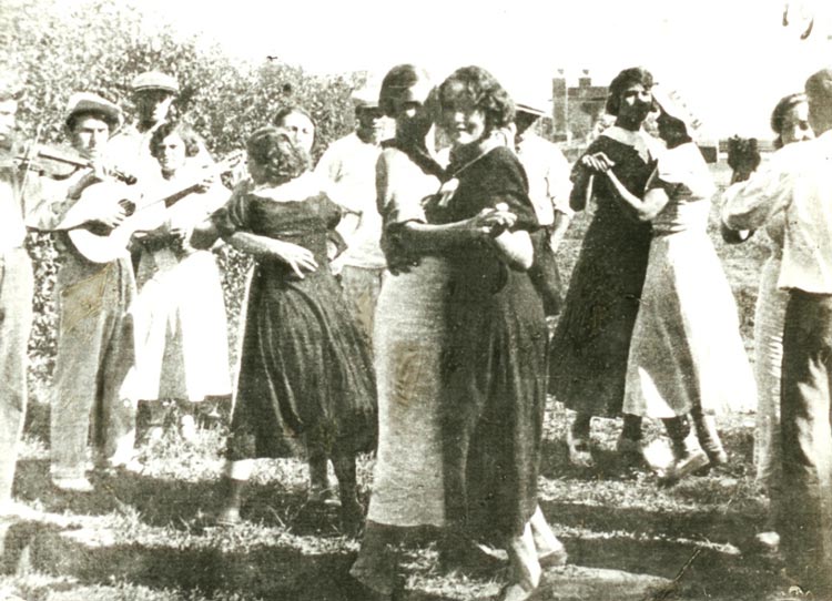 Комсомольцы ЛПЦ в Доме отдыха &laquo;Морская&raquo; (1936 г.)