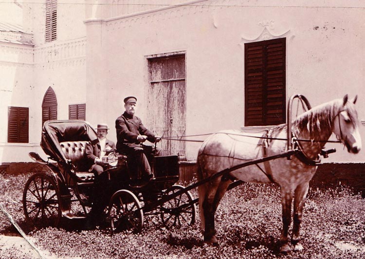1900-е гг. Нестор Пире перед Успенским Собором 1900-е гг. Нестор Пире перед Успенским Собором
