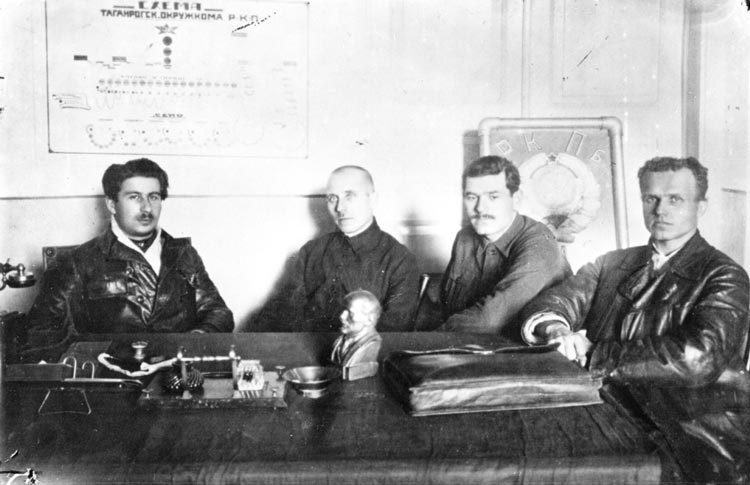 Слева-направо: Первое организационное бюро г.Таганрога. П.Г.Москатов, Ф.С.Павленко, Ф.В.Евминенко, И.Я.Беззубый. Слева-направо: Первое организационное бюро г.Таганрога. П.Г.Москатов, Ф.С.Павленко, Ф.В.Евминенко, И.Я.Беззубый.