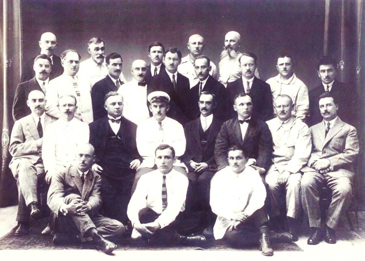 1927 год. А.С. Точинский (в центре в фуражке) среди начальников отделов и цехов перед отъездом в Москву 1927 год. А.С. Точинский (в центре в фуражке) среди начальников отделов и цехов перед отъездом в Москву