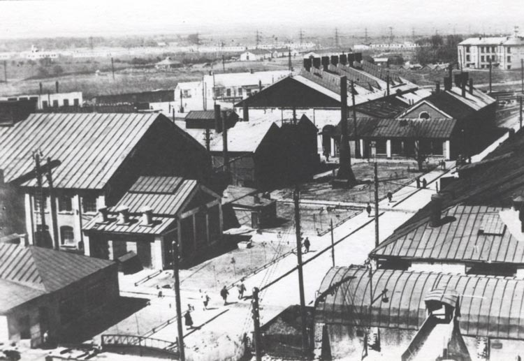 Вид на листопрокатный и бандажный цехи. На заднем плане МСЧ. Вид на листопрокатный и бандажный цехи. На заднем плане МСЧ.