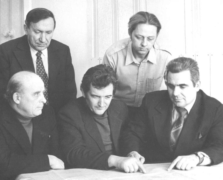 Начальник МЦ №2 Билан И.П. - 1-й справа, с работниками цеха Начальник МЦ №2 Билан И.П. - 1-й справа, с работниками цеха